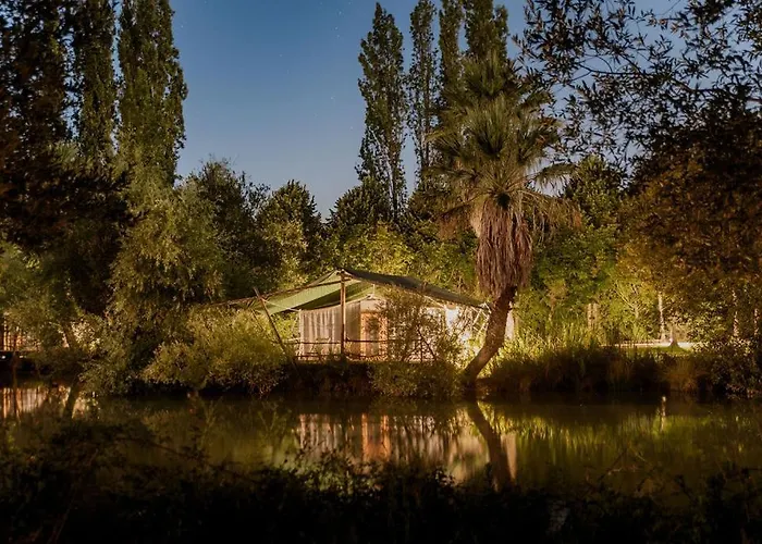 אוהל מפואר Parque Dos Monges *